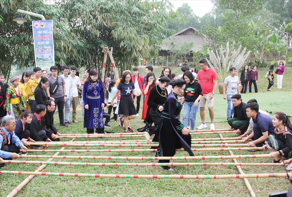 Làm sao gắn bảo tồn bản sắc văn hóa truyền thống với phát triển du lịch (20/07/2023)